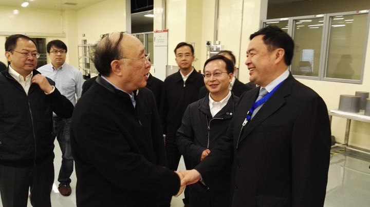 2重慶市市長(zhǎng)黃奇帆與趙振元同志親切交談，中立者為重慶超硅總經(jīng)理長(zhǎng)陳猛.jpg