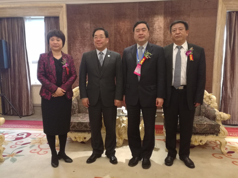 9-趙振元與袁三軍（右一）、孫淑芳（左一）、李中航（左二）親切合影.jpg
